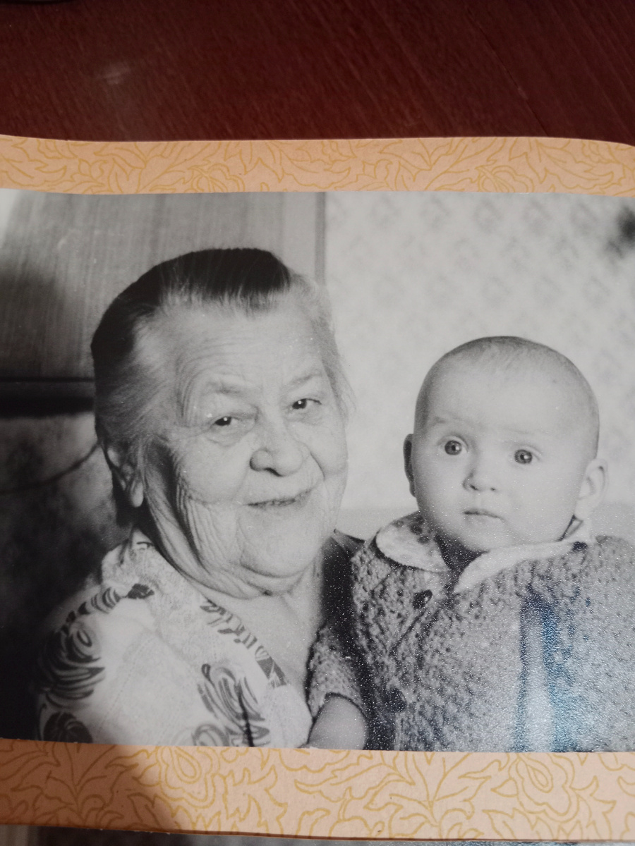 Прабабушка со мной на руках.