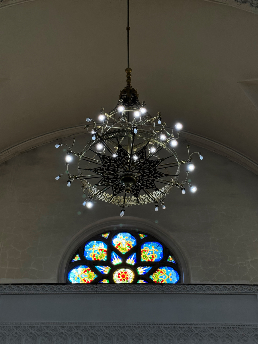 В этой синагоге произошли трагические события:
Вооруженные полицаи согнали 1800 евреев в синагогу и два дня держали их там в ужасающих условиях без еды и воды. 27 апреля 1944 г. нацисты повели ослабевших пленных евреев на железнодорожную станцию, а затем заставили их сесть в поезд до Освенцима, который из-за бомбардировок союзников шел два месяца.

Всего 300 евреев Нови-Сада пережили Холокост и в послевоенном хаосе восстановили общину практически с нуля.