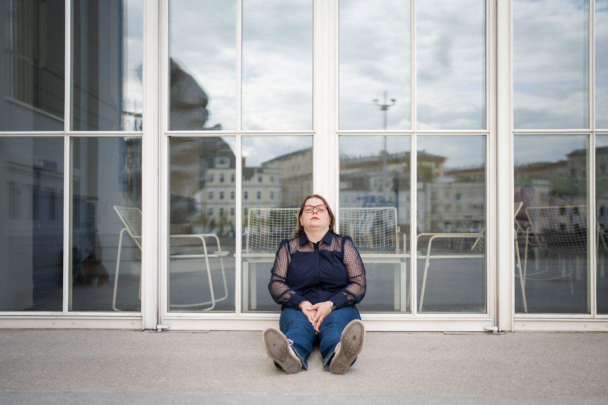 Всем привет! Меня зовут Елена Сокол и я логопед-практик. Я помогаю обычным мамам из нашей с вами жизни заниматься со своими детьми самостоятельно.