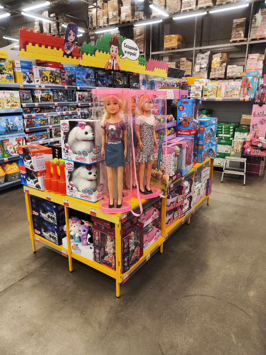 Ассортимент кукол в ГМ "Лента" (г. Санкт-Петербург). Фото автора.