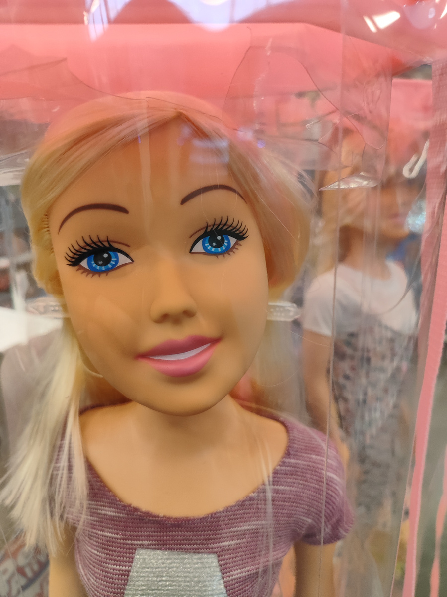 Ассортимент кукол в ГМ "Лента" (г. Санкт-Петербург). Фото автора.