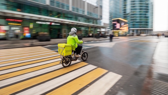    В мэрии Москвы назвали 2 главные проблемы велокурьеров для дорожного движения Роман Захаров