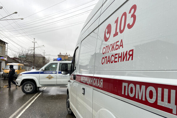 Автомобили полиции и медицинской помощи в момент оцепления в связи с введением режима контртеррористической операции / Гянжеви Гаджибалаев/ТАСС 