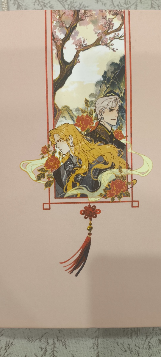 Люцида Аквила автор цикла «Янтарь рассеивает тьму». Роман яркий и динамичный книгу приятно держать в руках красивые рисунки и вставки в книге так же у цикла суперобложка. В моей коллекции они одни из самых ярких и красивых. Роман переносит нас древний Китай.  Мне очень понравилось, что русскому автору очень здорово погрузить нас в эту эпоху и добавить что-то новое своё. В книге нам рассказывается история заклинательких кланов, а в частности, в первой книге раскрывается отношения клана луны и клана ночи. Когда-то давно еще когда существовал клан ночи принц Кай проходил обучение в клане луны и там он влюбился в девушку Элеонору, но им не суждено было быть вместе так как она светлый маг, а он темный. И вот Люциан целый год почти каждый день видел про них сны, и он пытается разузнать про них и почему они ему снятся, но сталкивается с трудностями темный принц Кай существовал на самом деле, а вот следов Элеоноры он так и не нашел. Люциан пытается разгадать эту тайну и по пути он со своими товарищами он помогает мирным жителям спасая их от демонов злых духов и вот в одну из ночей его спасает бессмертный темный адепт клана ночи Морион Найт, и он как две капли воды похож на Кая. И вот тут начинается их путь. 
Я пока прочитала пол книги и мне нравится только очень сильно на поминает магистра дьявольского культа, но это сугубо мое мнение. В цикле будет четыре книги.
