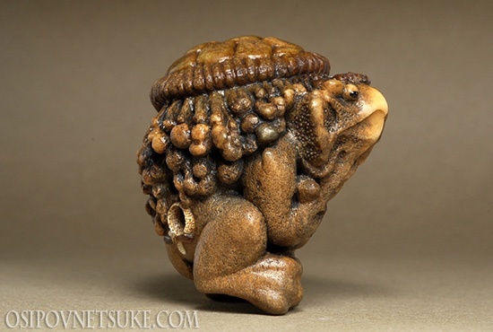 Благодаря структуре рога тело каппы почти лишено чётких очертаний — самое то, чтобы маскироваться в иле на дне водоёма и хватать ныряльщиков за попу. Кстати, о попе — на правой ляжке каппы виднеется отверстие для шнура. Называется химотоси. 