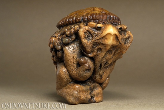 Вид спереди. Глаза каппы отделаны гагатом.