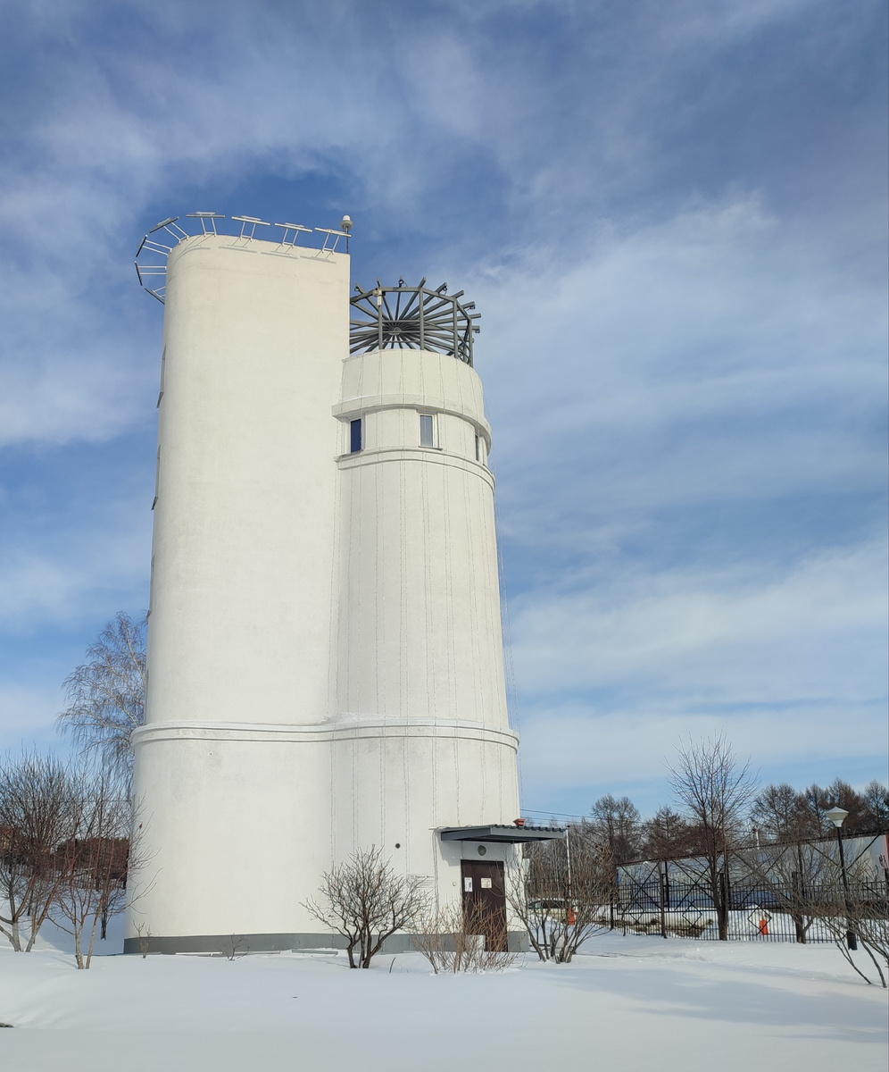 Здесь находится один из самых больших в России маятников Фуко - металлический шар весом 32 кг на подвесе 15 метров