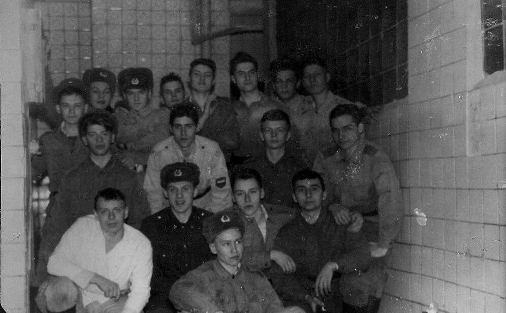 Взвод в кухонном наряде посреди центрального прохода