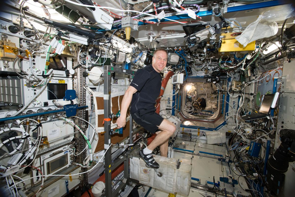 Физические занятия на велотренажере CEVIS в ЛМ Destiny. Фото: nasa.blog.com