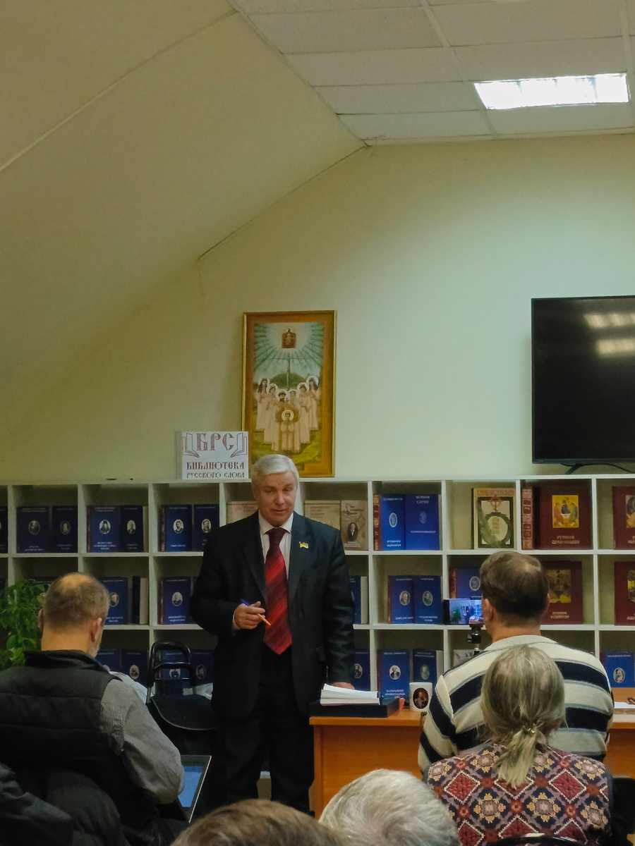 Ведущий вечера - Владимир Петрович Семенко