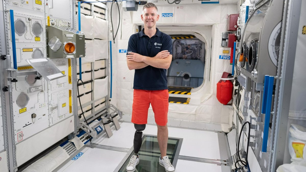 Джон Макфолл в макете космической станции. Фото: ЕКА
