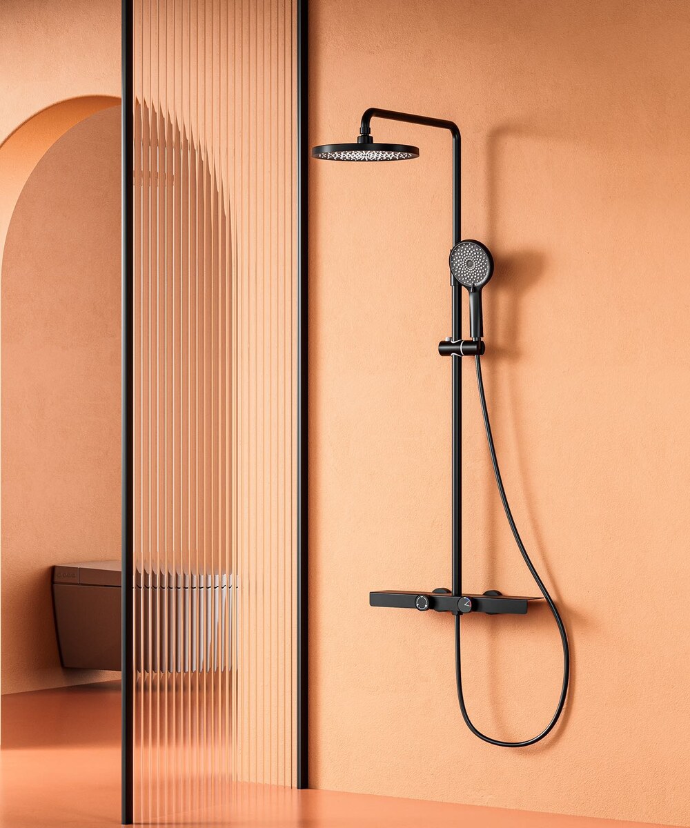 Выбор способа установки душевой стойки включает открытые и встроенные системы. 
Открытая стойка крепится к стене и все элементы остаются на виду. Установить ее просто — достаточно сделать отверстия для крепежа, что позволяет заменить старый душ без ремонта плитки.
