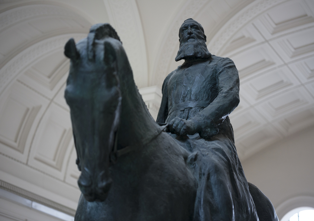     Конная статуя Леопольда II Бельгийского / Gettyimages.ru / Thierry Monasse