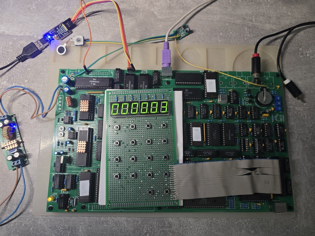 Электронная начинка компьютера "ЮТ-88".