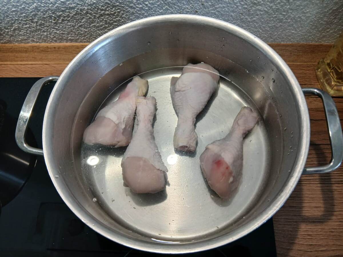 Куриные голени с кожей — основа густого бульона.