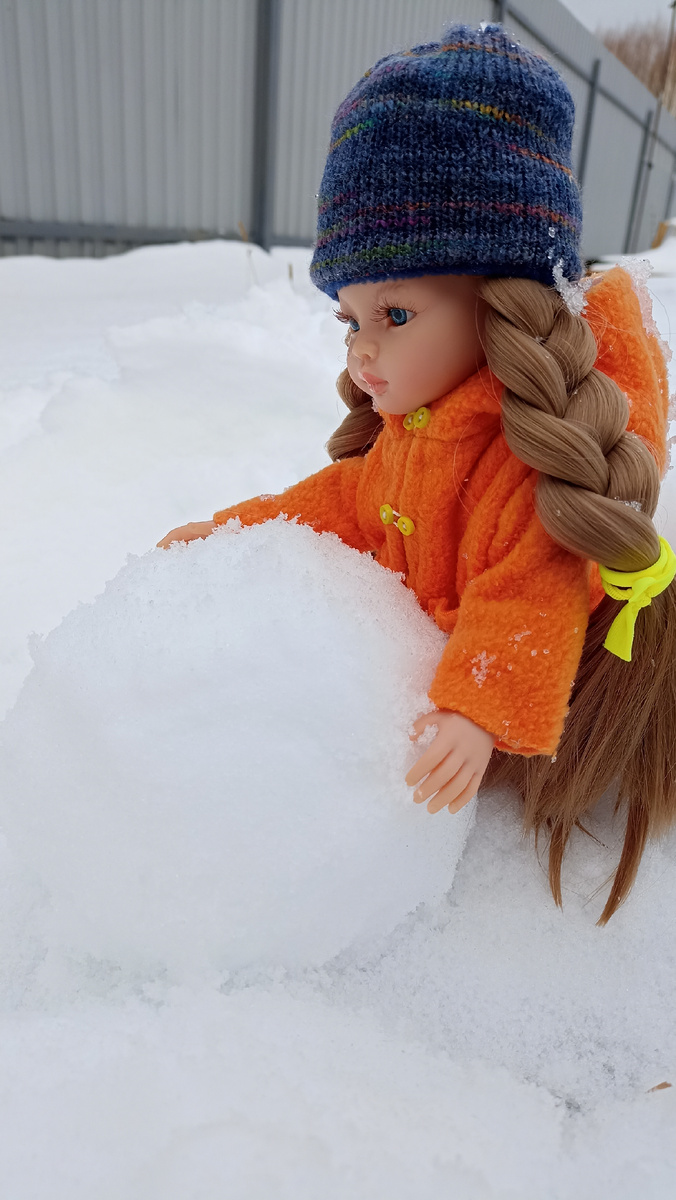 Паха Контас лепит снеговика