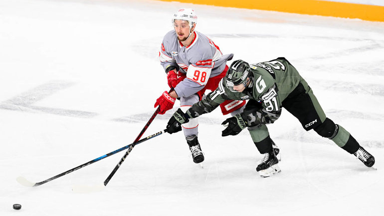    Нападающий «Спартака» Александр Беляев (слева) и форвард СКА Иван Демидов.ХК СКА