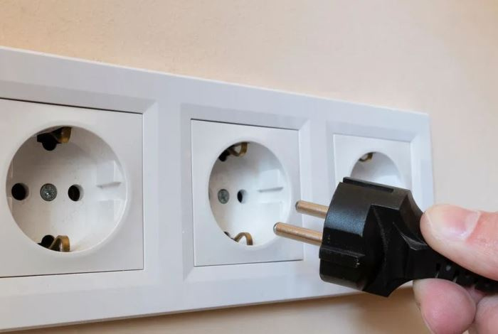 «Съедают» четверть электричества в доме — эти два прибора надо выключать из розетки