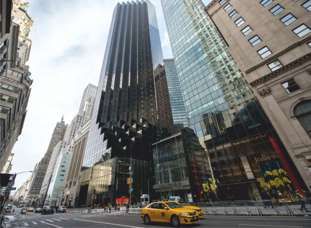Трамп-тауэр (Trump Tower) — 58-этажный небоскрёб высотой 202 метра в Нью-Йорке. Расположен на 721–725 Пятой авеню между 56-й и 57-й улицами в центре Манхэттена / Фото Getty Images   