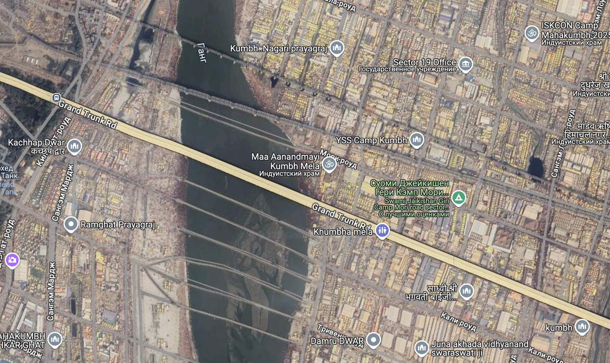 Всего лишь маленькая часть огромного палаточного города на берегах Ганга