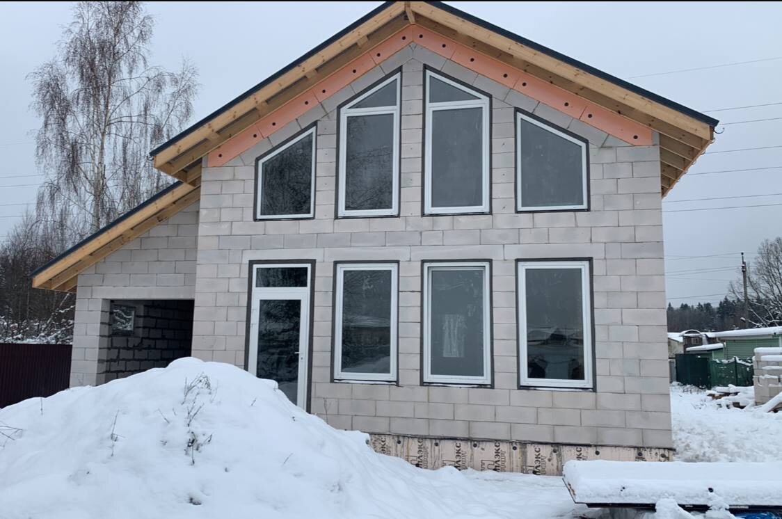 Реализация: дом из газобетона с мансардой и встроенным гаражом, площадь 160 м2