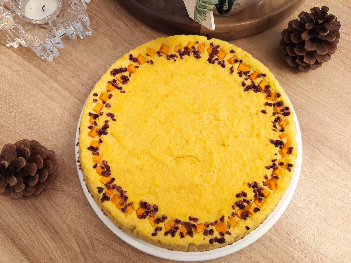 Украсить можно по-разному. Тут украсила кубиками тыквы и сублимированной малиной.