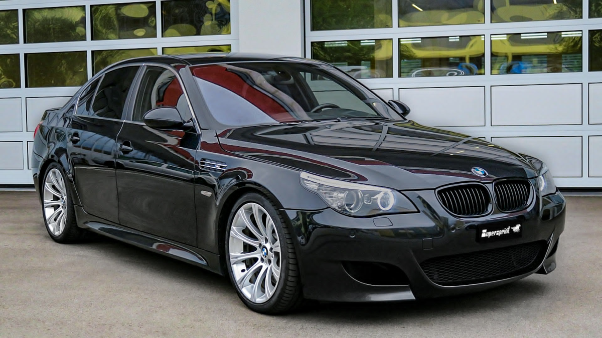 BMW E60 — это пятое поколение 5-й серии BMW, выпускавшееся с 2003 по 2010 год. Оно знаменито своим инновационным дизайном и передовыми технологиями, которые сделали его культовым среди автолюбителей.