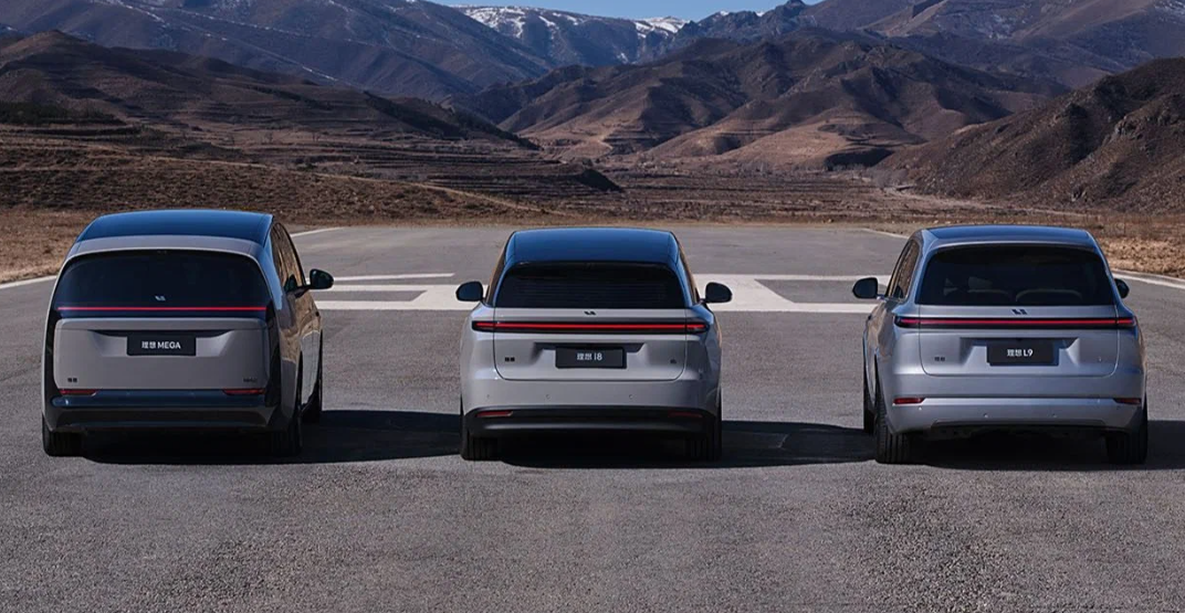 Новый Li Auto i8 отличается (внешне) от бензиновых кроссоверов дизайном передней части и некоторыми другими деталями.