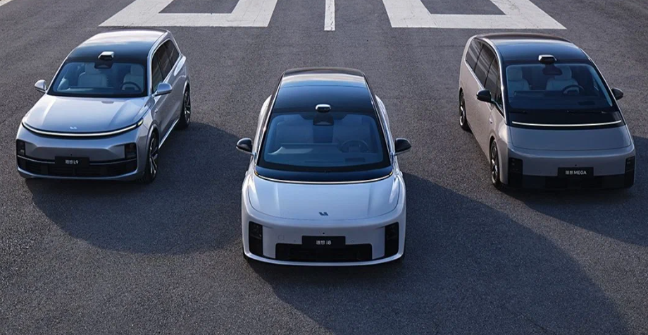 Новый полностью электрический кроссовер Lixiang i8 на фото — посередине.