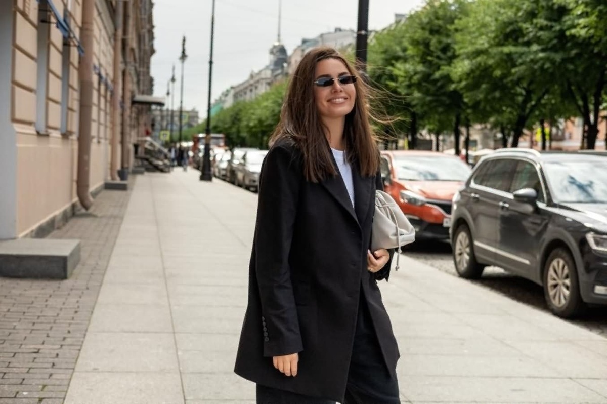     Подчеркивать проблемную зону тонкой трикотажной кофточкой и одеждой с большим количеством эластана в составе — табу. Это прямой путь к тому, чтобы выставить живот в самом невыгодном свете.