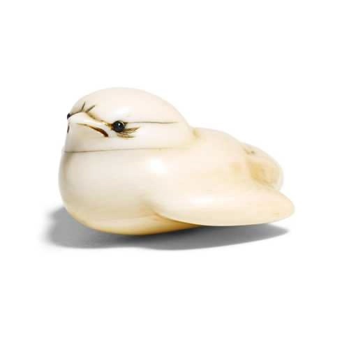 Нэцкэ «Фукура-судзумэ» (Воробей счастья). Подпись: Ко:гёку. Материал: слоновая кость, тушь. Эпоха Мэйдзи (1868-1912). Вид в три четверти. Изображение взято с сайта Koller Auctions.