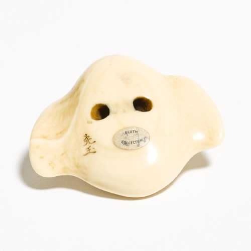 Вид снизу, видно отверстие для шнура (химотоси, 紐解) и подпись мастера.