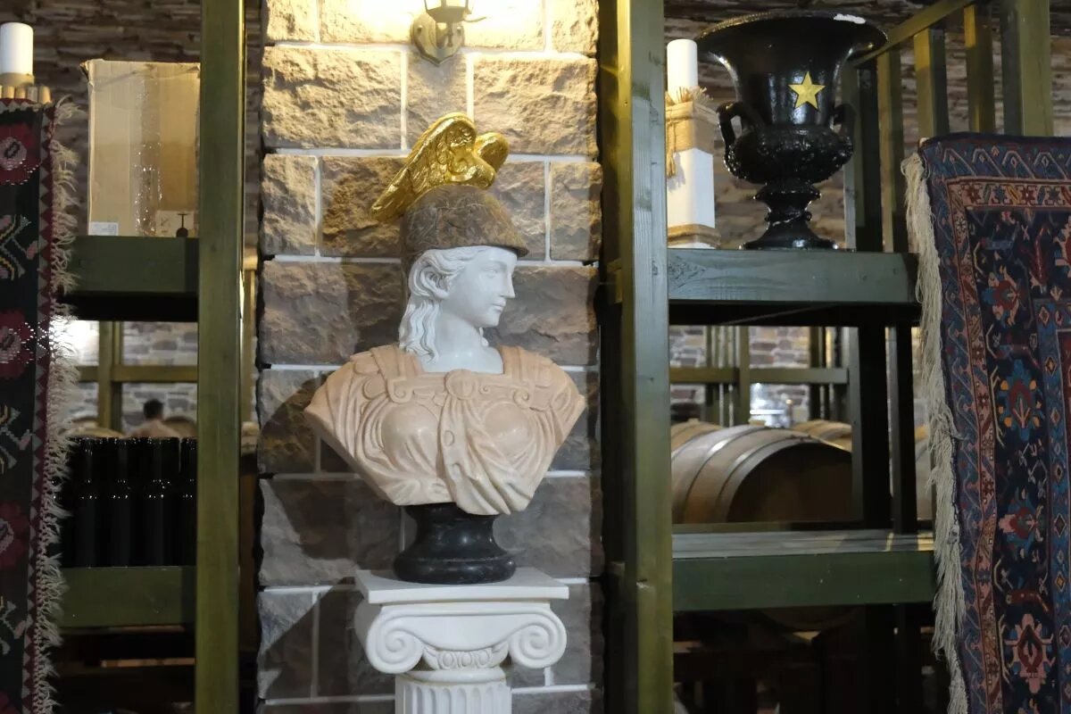 На «Винном подворье старого грека» в селе Витязево под Анапой скульптура богини Афины находится на самом видном месте.
Фото: Михаил Ступин