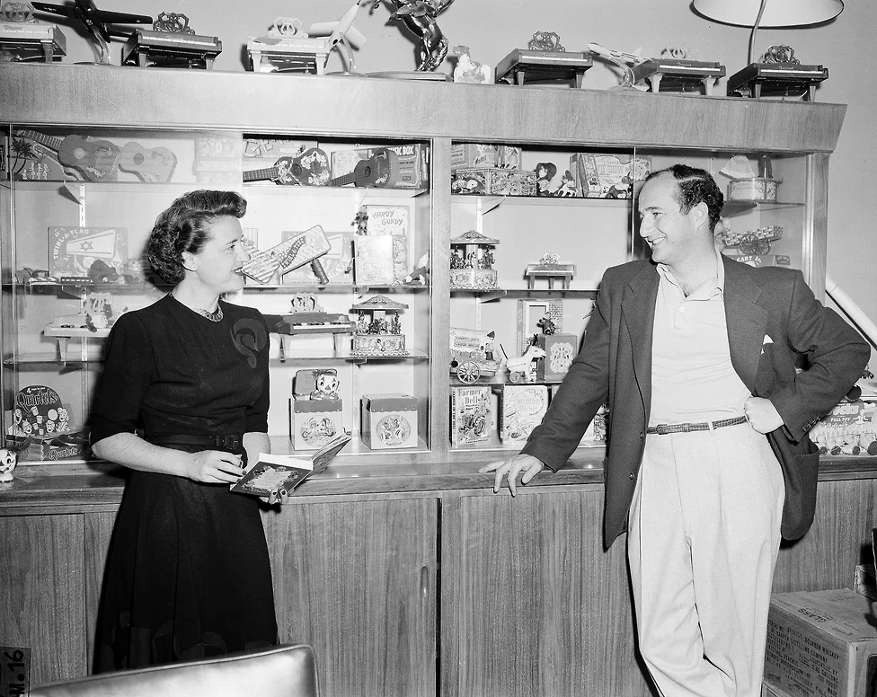 Рут и Эллиот Хэндлер основали компанию Mattel в январе 1945 года, открытые фотоисточники
