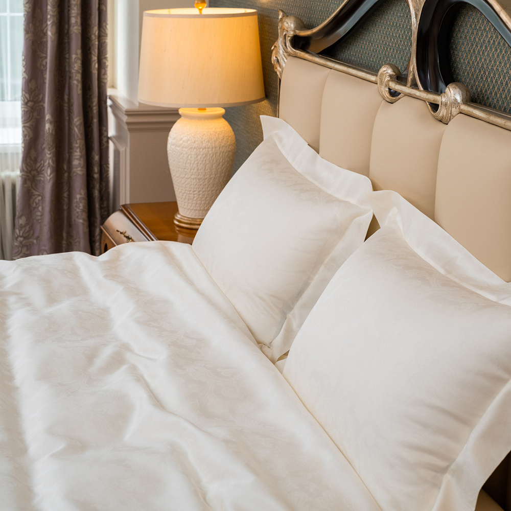 1 фото: постельное бельё Сlaire Batiste Blavet в оттенке айвори. 2 фото: постельное бельё Luxberry коллекция Лен и Хлопок в оттенке экрю