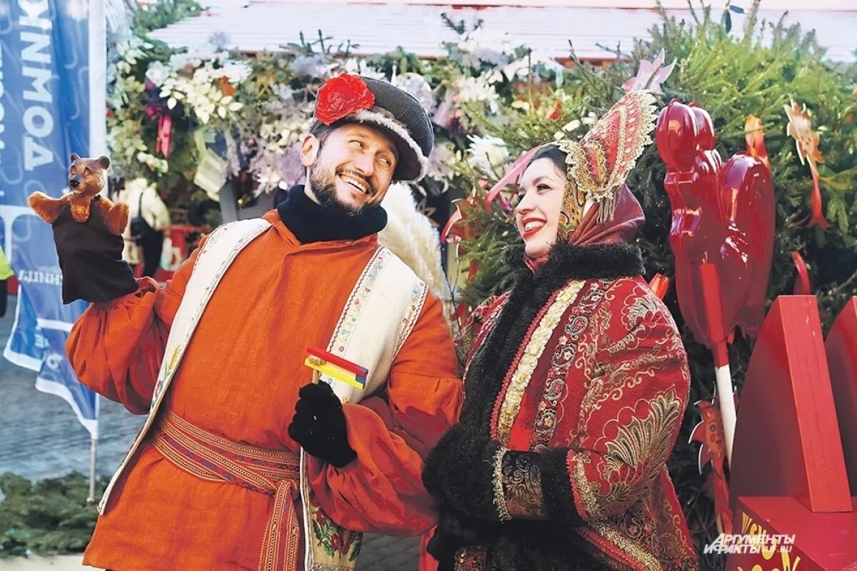    Праздничную атмосферу создают и актёры в старорусских нарядах, которые не дают заскучать гостям фестиваля.