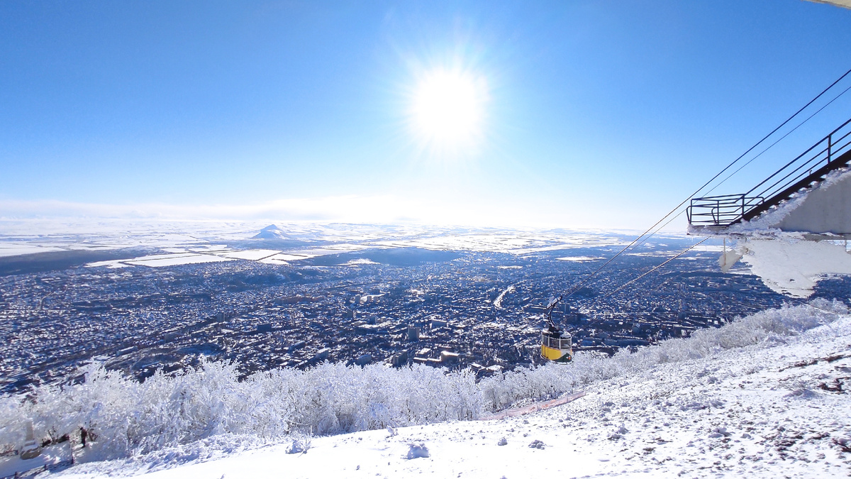Вагончик канатной дороги на фоне Пятигорска. Фото: Кирилл Полиенко/Polienko: путешествуем вдвоём