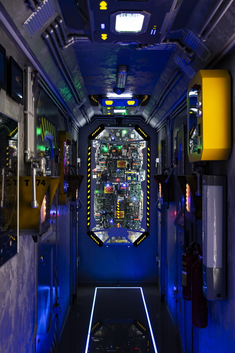 Коридор с номерами. Фото Сергея Малышева.