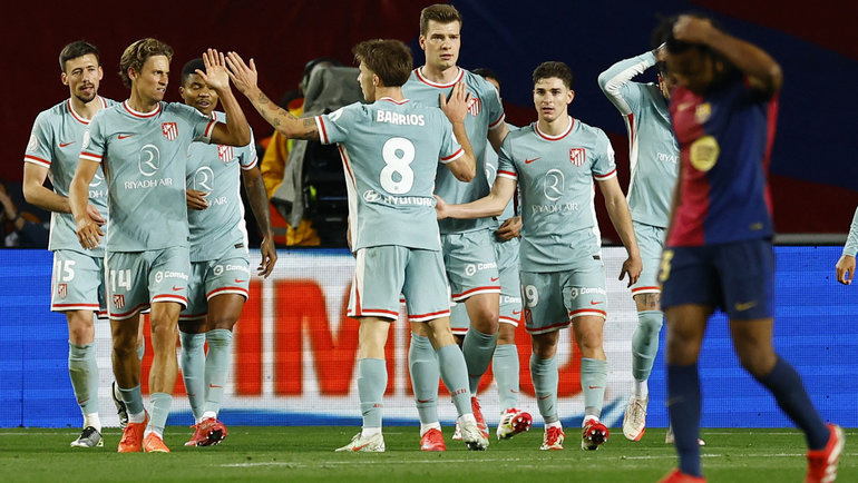    Игроки «Атлетико» радуются голу в ворота «Барселоны». Reuters