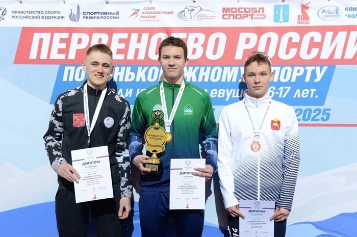 
Дистанция 3000 метров среди юношей, которая стала украшением первого соревновательного дня, принесла иркутянам еще одно золото. Юрий Фогель, отлично проведя вторую часть дистанции, победил с результатом 3:54.93, выполнив норматив мастера спорта! Второе место на трехкилометровке завоевал Сергей Бобков из Московской области (3:56.05), третье – представитель Санкт-Петербурга Михаил Благодарских (4:01.45).