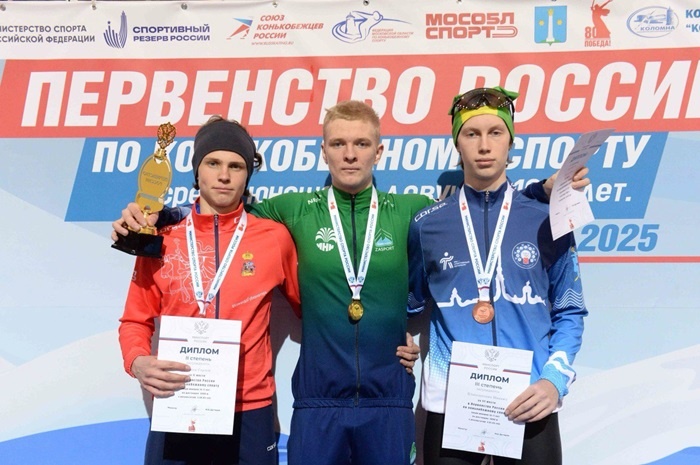 
– Если сказать, что мы рады – это очень малая часть эмоций. Здорово, что всё получилось, ведь малые повороты и падения добавили нервов. Но самое главное – Никита справился с нервами, эмоциями и показал достойный результат. В соревновательном плане первенство России очень интересное, ведь на лед выходят все сильнейшие. Да, мы рады этому золоту, но уже сошли с пьедестала и нас дальше ждут интересные гонки, – отметила тренер спортивной школы «Сибскана» Ольга Тарасова после пятисотметровки у юношей.
Первенство России продлится еще два дня. В среду девушек ждут дистанции 1000 и 3000 метров, юношей – 1500 и 5000 метров. В четверг состоятся масс-старты и командные забеги.