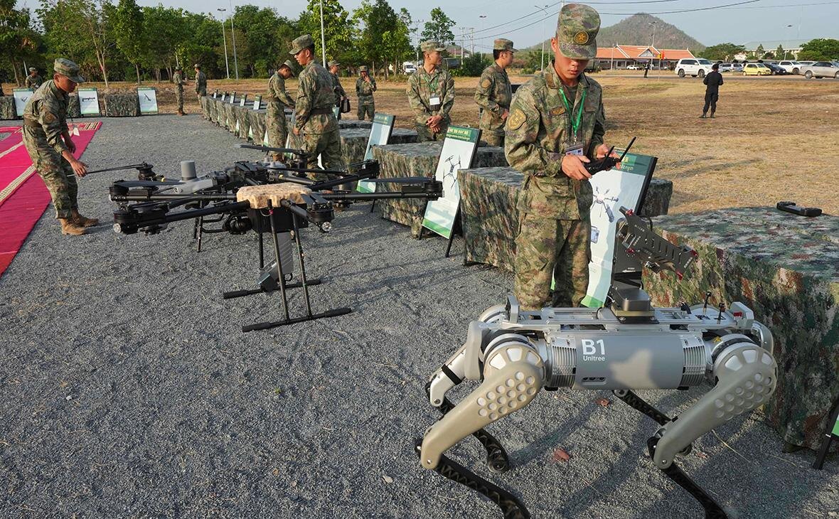    Военнослужащий китайской армии испытывает пулемет, установленный на роботе на военных учения Золотой дракон Камбоджи и Китая, 2024 год Фото: Heng Sinith / AP / ТАСС Георгий