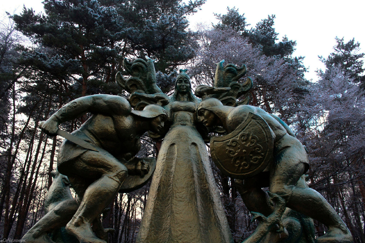 Братья Ахсар и Ахсартаг в парке "Нæртон"