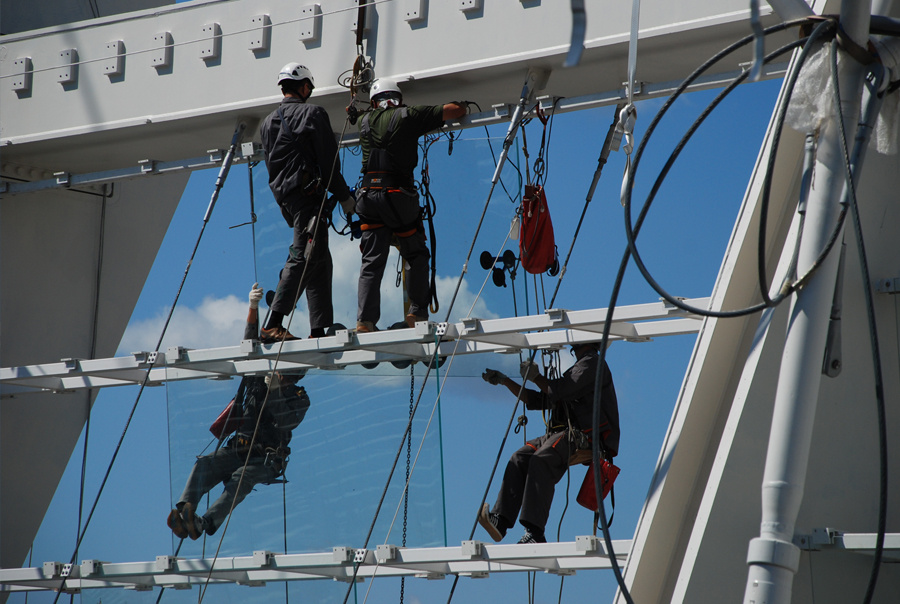 На данный момент высотных зданий и других сооружений в столице все больше. Именно поэтому сейчас так популярен среди рабочих профессий промышленный альпинизм. Обучение в Москве этой специальности открыто еще не везде, а спрос на нее достаточно высок.