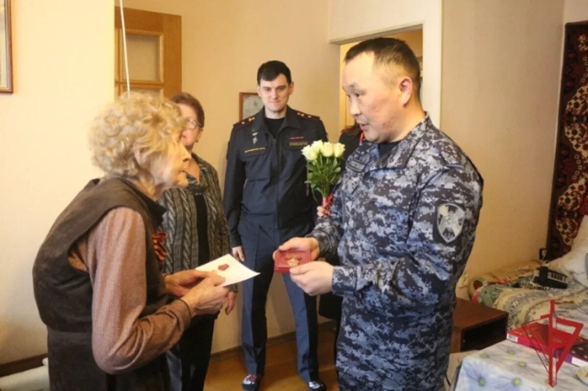    В Хабаровске ветерану войны вручили медаль к 80-летию Победы