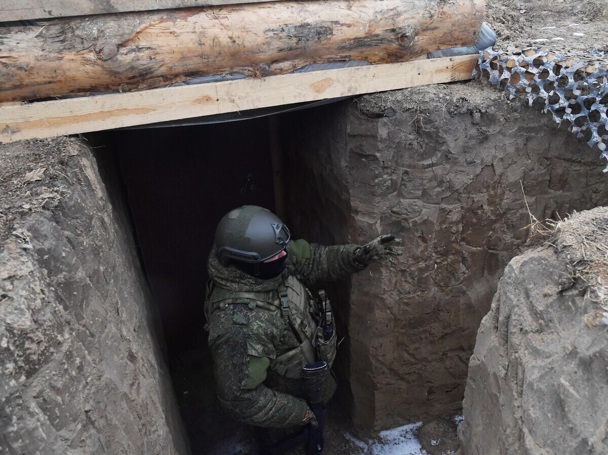    Военнослужащий ВС России в окопах на позициях в зоне спецоперации© РИА Новости