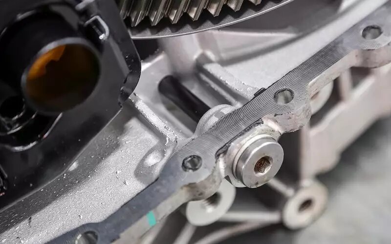    Для замены масла предусмотрено лишь одно отверстие – в картере коробки.