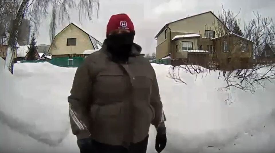    Подозрительная женщина. Источник: кадр видео izvestiy-kamen.ru