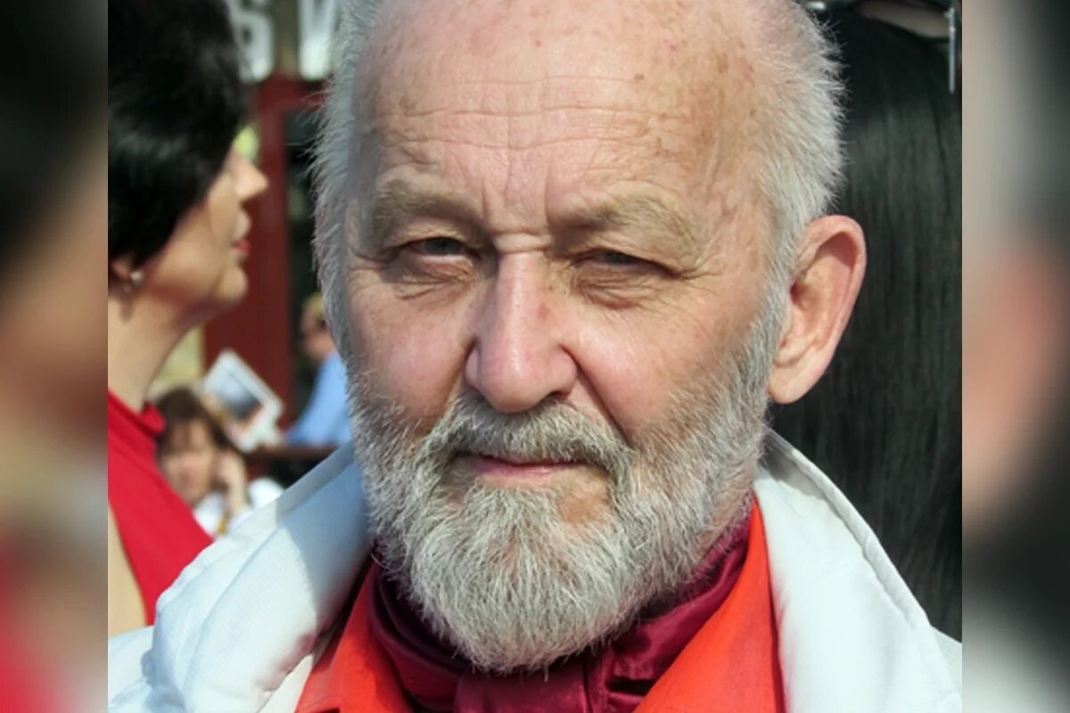    Рос среди фронтовиков.