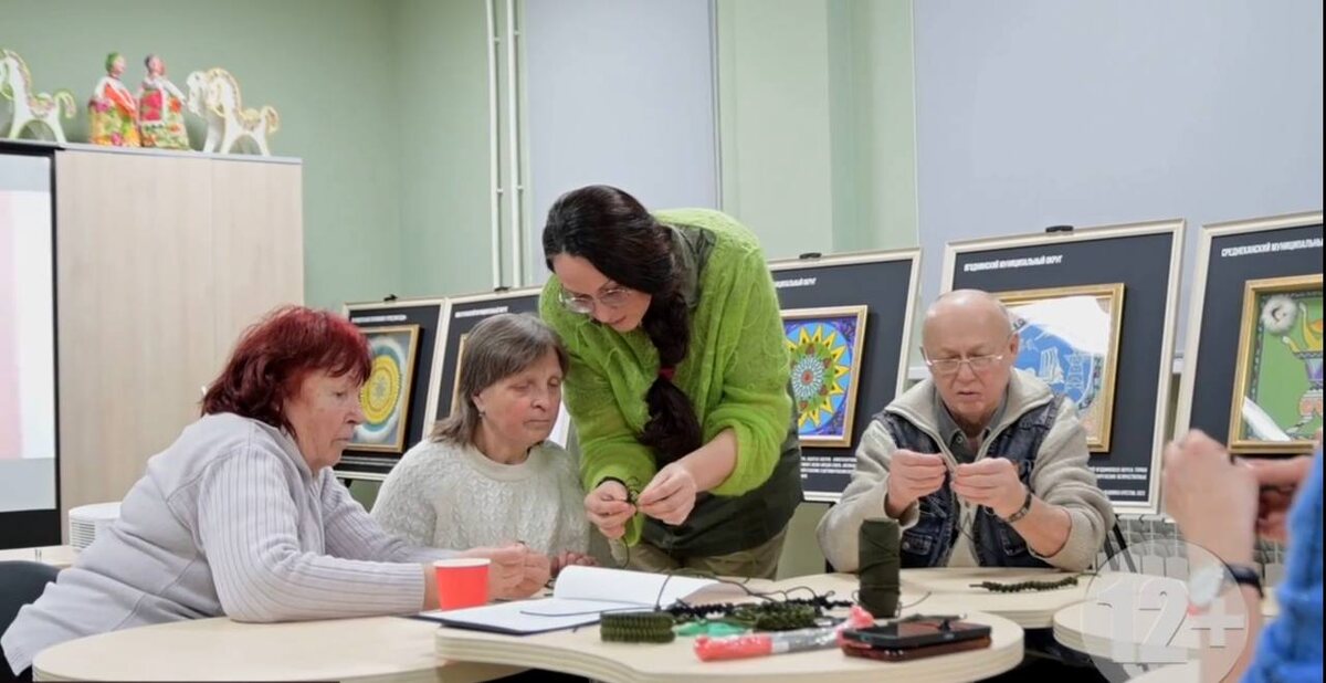 Фото: Плетение «браслетов выживания» / Из видеосюжета телеканала «Колыма Плюс»